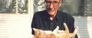 A képen William S. Burroughs A benti macska című könyv szerzője Ginger nevű macskájával.
